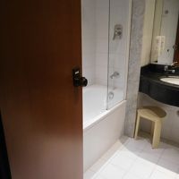 コンパクトなバスルーム。バスタブはありました。