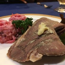 牛タンと赤いポテトサラダ