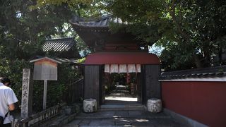 赤い壁が印象的