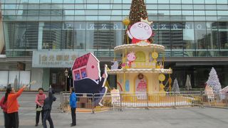 クリスマスシーズンの金光華広場