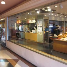 通路を挟んで店舗が分かれてます！