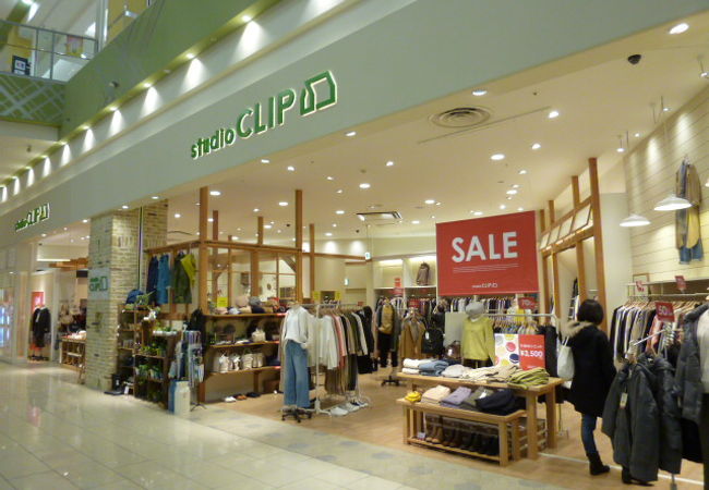 レディースファションと一部雑貨のお店。