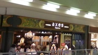 フェミニンな女性向けファッションのお店です。