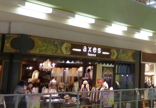 フェミニンな女性向けファッションのお店です。