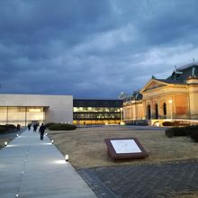 右の建物は現在内部が工事中で閉館