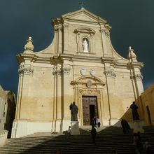 幅広い重々しい階段の上に立つ。