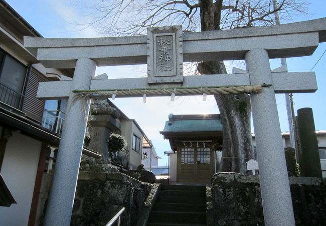旧東海道沿いの小さな神社