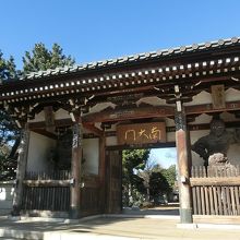 南大門…当寺院の山門で四天王像が安置されている。