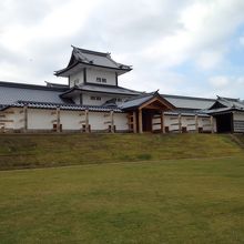 鶴の丸広場方面から臨む