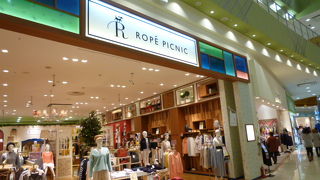 店内は気軽に購入できる３０００円から５０００円の手ごろな価格帯が中心。