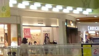 売り場面積は狭いですが、品の良いレディースファション＆雑貨が揃います。