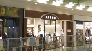 シンプルなデザインのレディースファッション専門店。