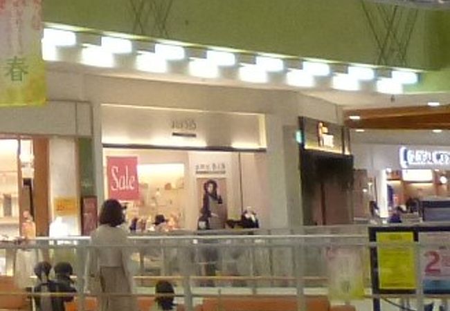 売り場面積は狭いですが、品の良いレディースファション＆雑貨が揃います。