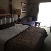 スーツケースが問題なく開けれるくらいの適度な広さです。