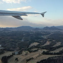 離陸直後、窓の下にゴルフ場が見えました