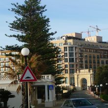 宿泊ホテル「ゴールデン・チューリップ」。ここかから歩５分