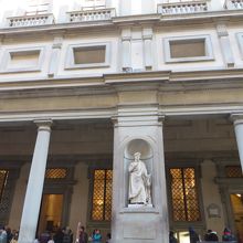 美術館の前のダンテの像