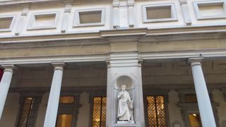 美術館の外にダンテやミケランジェロの像がある