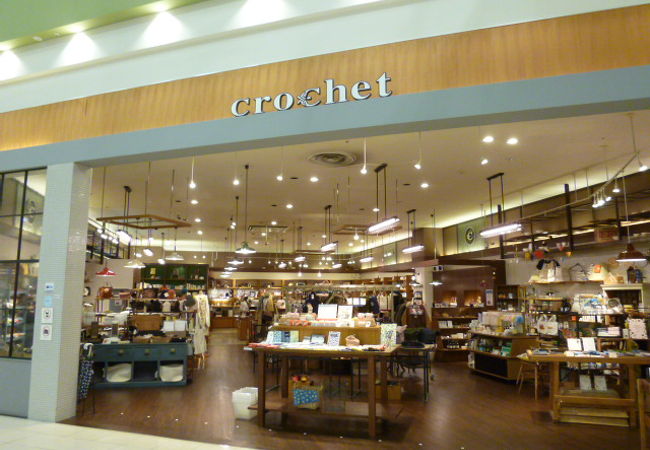 生活が楽しくなりそうな雑貨が、お洒落な店舗什器を使って陳列されています。