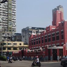 赤レンガ風の趣きある建物ですが、誰でも入れる市場です。