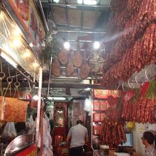 裏の通りにも、食料品を売る店や食堂が並ん賑やかです。