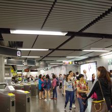 まるで東京の中心のように混み合っている駅です