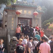 たくさんの観光客は、大陸からの団体さんのようです。