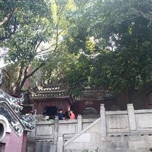 長い階段を上っていきます。