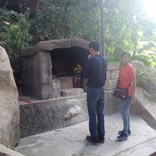 こんなところでもお参りしてる人がいました＾＾