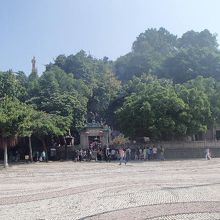 お寺前の広場はとても広いです。