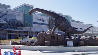 駅前に大きな恐竜たちが!　今にも動き出しそうです。