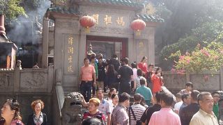 マカオの地名となったお寺です。