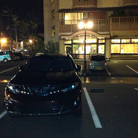 ホテル前の駐車場にて。とてもアクセス良く便利です。