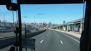 マンハッタンへのアクセスは空港シャトルバスがお勧め