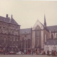 広場の周りの建造物