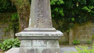 住宅街の中にある石碑