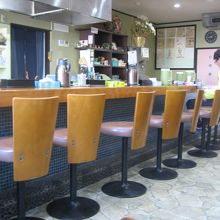 カウンターとテーブル席があります