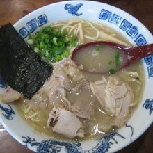 薄切りの叉焼がいっぱいのっています