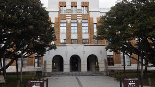 旧県庁舎の前に一対ある