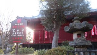 赤色が際立つ観音堂