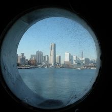 客船らしく丸窓から見える横浜の景色。ガラスの汚れが･･･