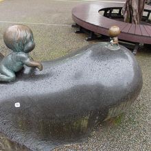 前の広場にあります