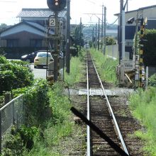 現在は１駅区間しかない路線。基本的に直線です。