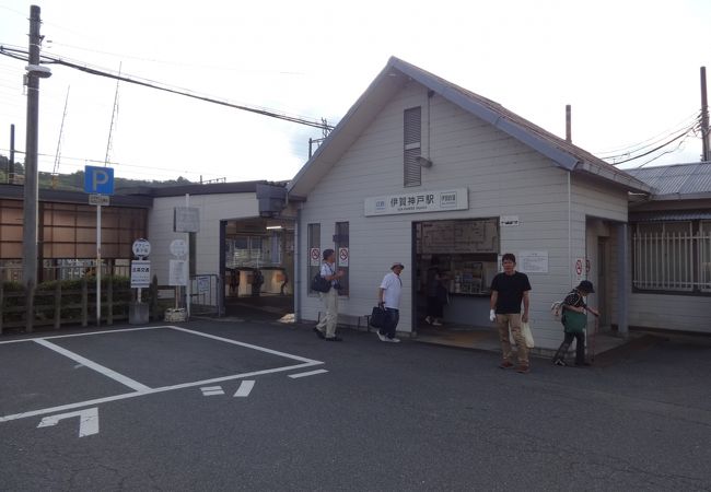 伊賀鉄道との分岐のための駅のような感じで、周りにはなにもありません