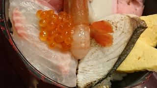 フードコートで海鮮丼