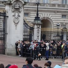 宮殿前庭の交替式をみるならこのフェンス越しか