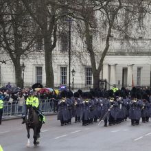 ウエリントン兵舎を出発したパレード