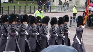 交替式はともかくパレードを見るなら ★ バッキンガム宮殿の衛兵交替式