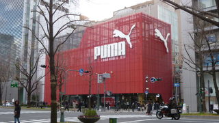 赤い外壁が心斎橋のアクセント。