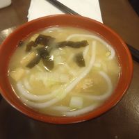 何故か味噌汁あり。ライスヌードル入り